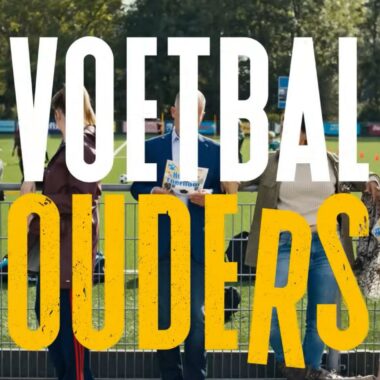 Comedyserie Voetbalouders met muziek van Douwe Bob, Skik en Bertolf